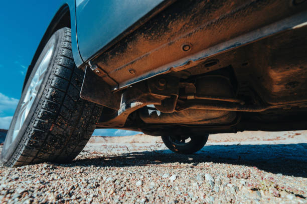 انجنیئر آٹوموٹو معطلی کے نظام میں ربڑ کی جھاڑیوں کی تھکاوٹ کی خصوصیات کا تجزیہ کیسے کرتے ہیں؟