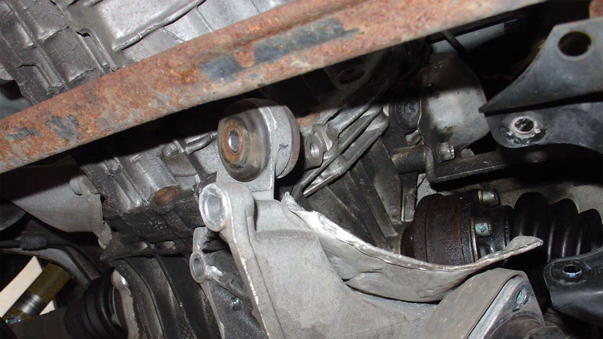 ٹرانسمیشن ماؤنٹ کی ناکامی کی 6 نشانیاں (اور تبدیلی کی لاگت)